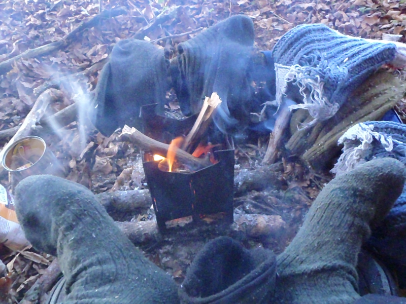 Séchage des chaussettes au réchaud à bois